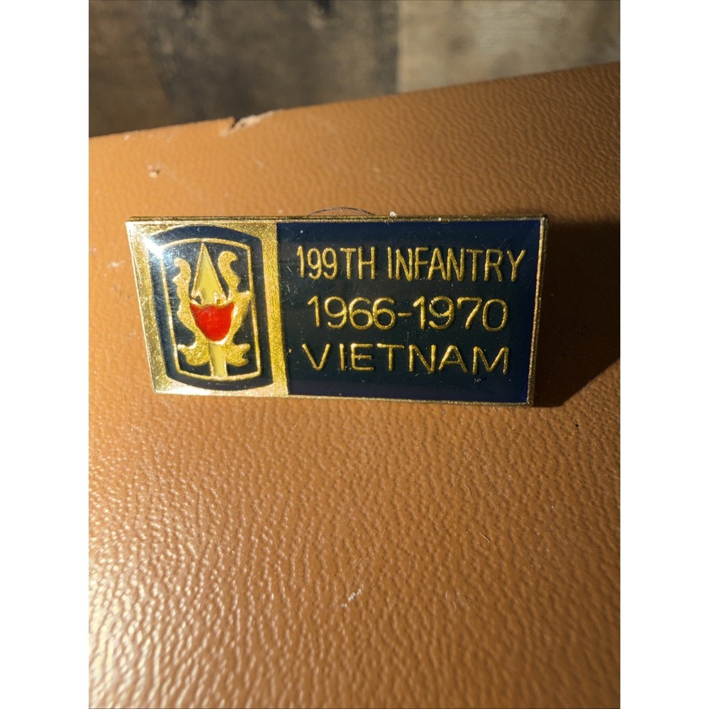 199TH INFANTRY BRIGADE 1966-1970 VIETNAM ENAMEL HAT LAPEL PIN USED EX